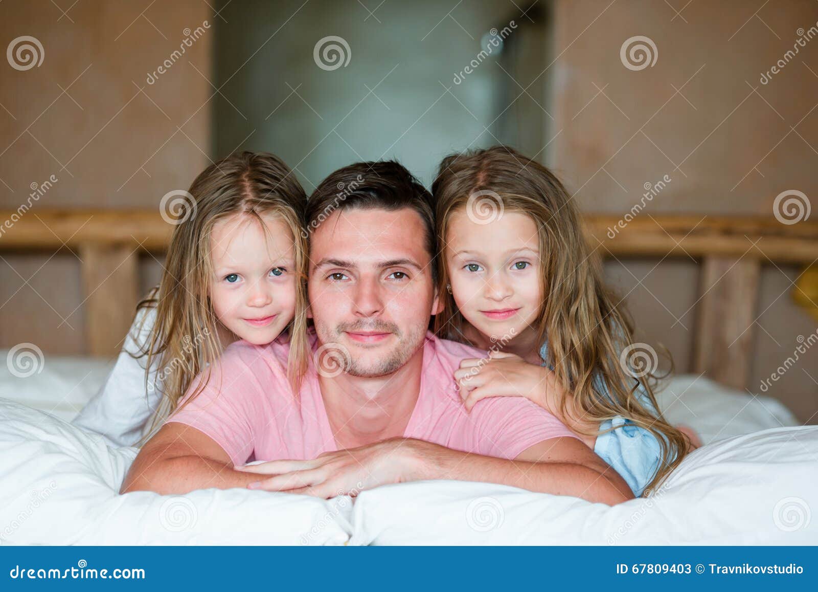 2 отца и 2 дочки. 2 отца и 2 дочки. семья с двумя дочками. 2 отца и 2 дочки. семья россия.