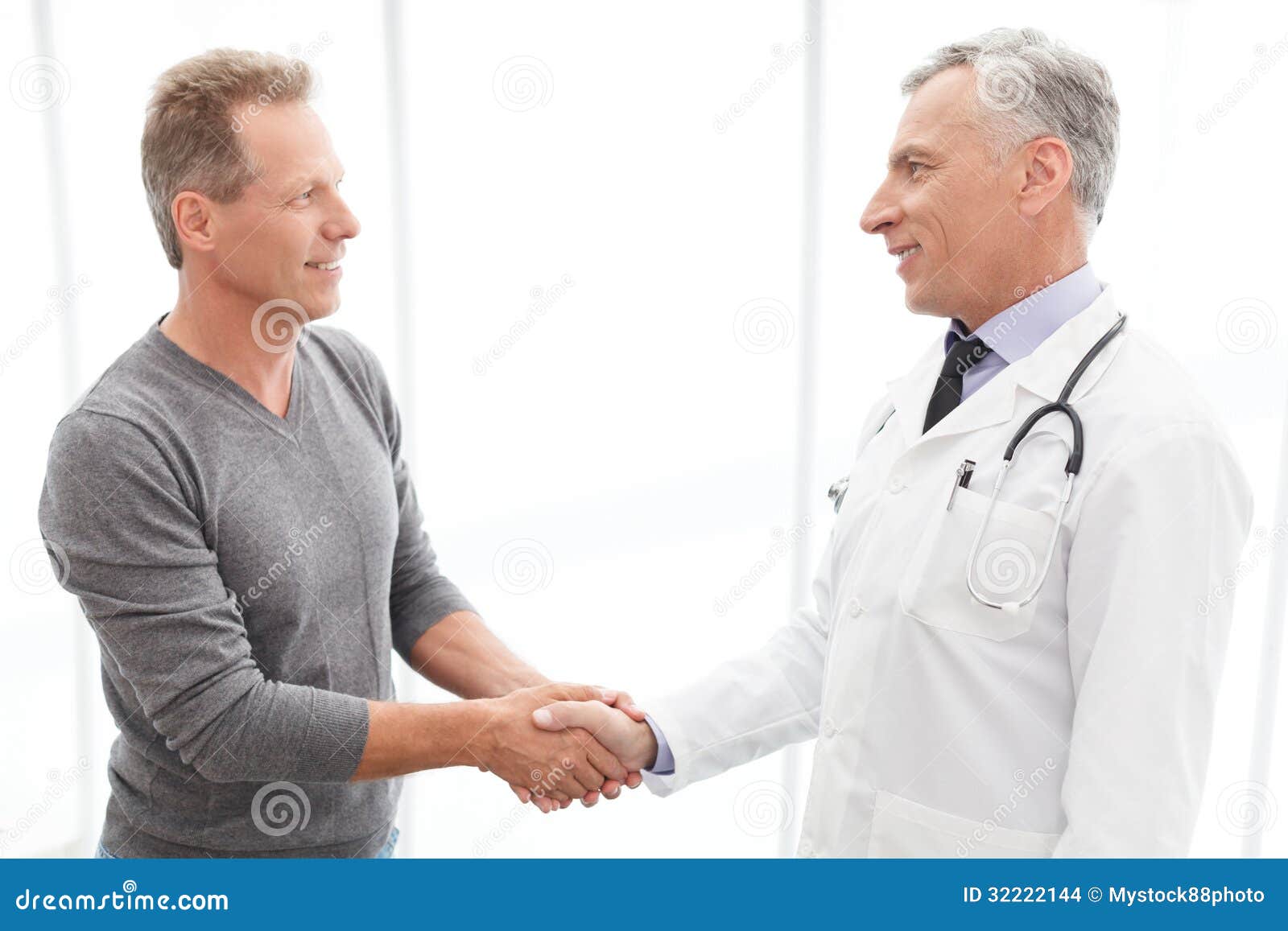Клиника стыда. Врач мужчина. Доктор с пациентом. Рукопожатие врачей. Рукопожатие врача и пациента.