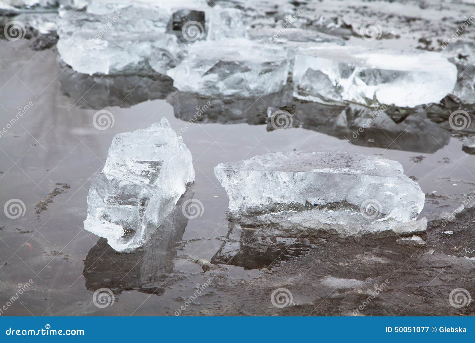Кусочки льда на реке. Кусок льда. Куски льда на реке. Большие куски льда. Куски льда речка.