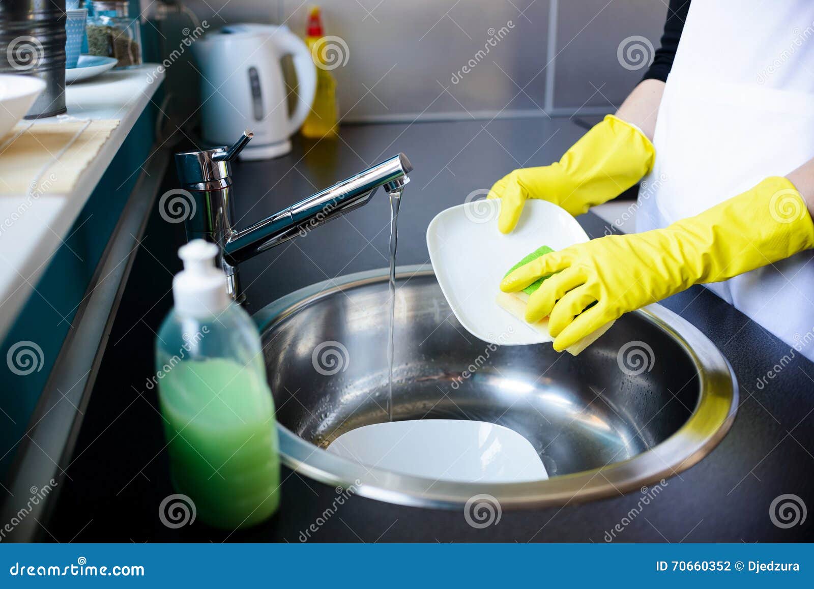 Helen wash the dishes for fifteen minutes