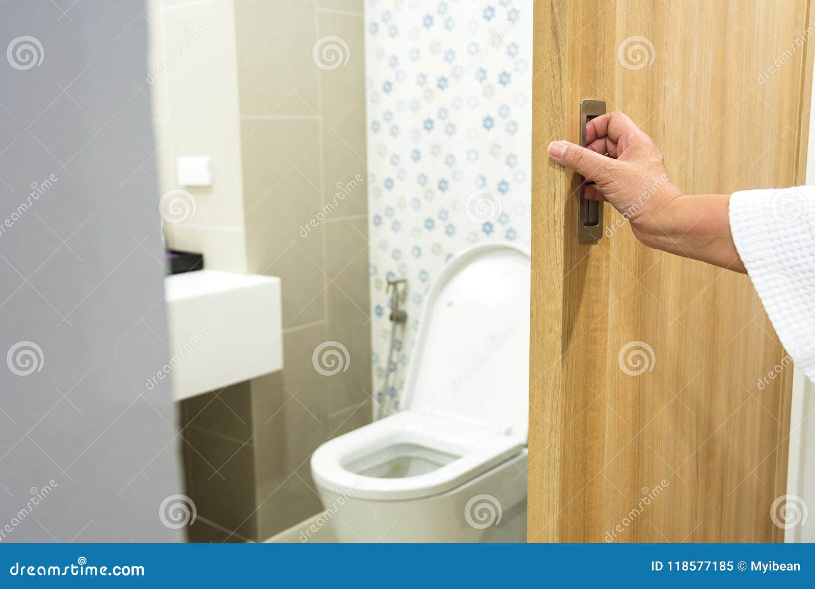 Сестра забыла закрыться в ванной. Дверь в туалет. Открытая дверь в туалет. Приоткрытая дверь в туалет. Открытая дверь в ванную.