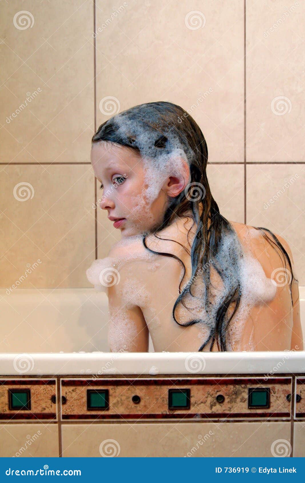 Дочь в душе видео. Юная в ванной. Девочки в ванне. Маенькиедевочки в ванной. Девушка подросток в ванной.