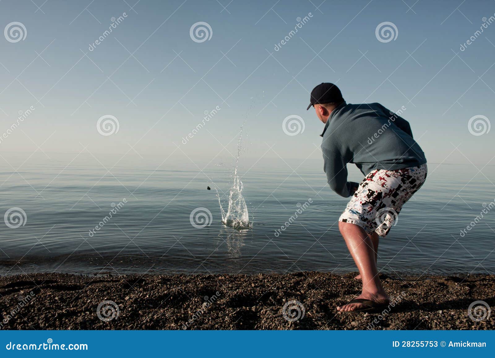 Камни кидают в воду