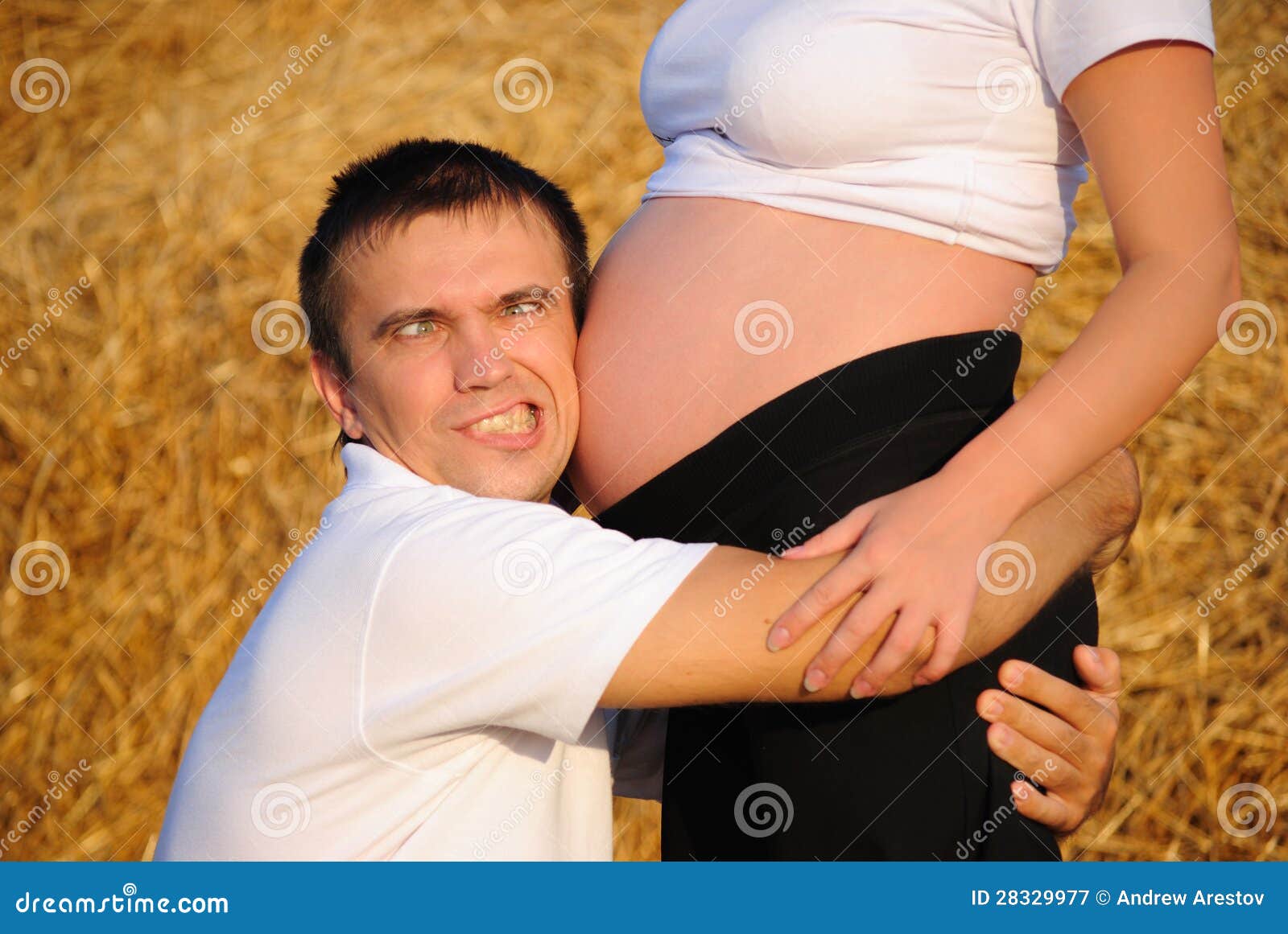 Обнимает беременную