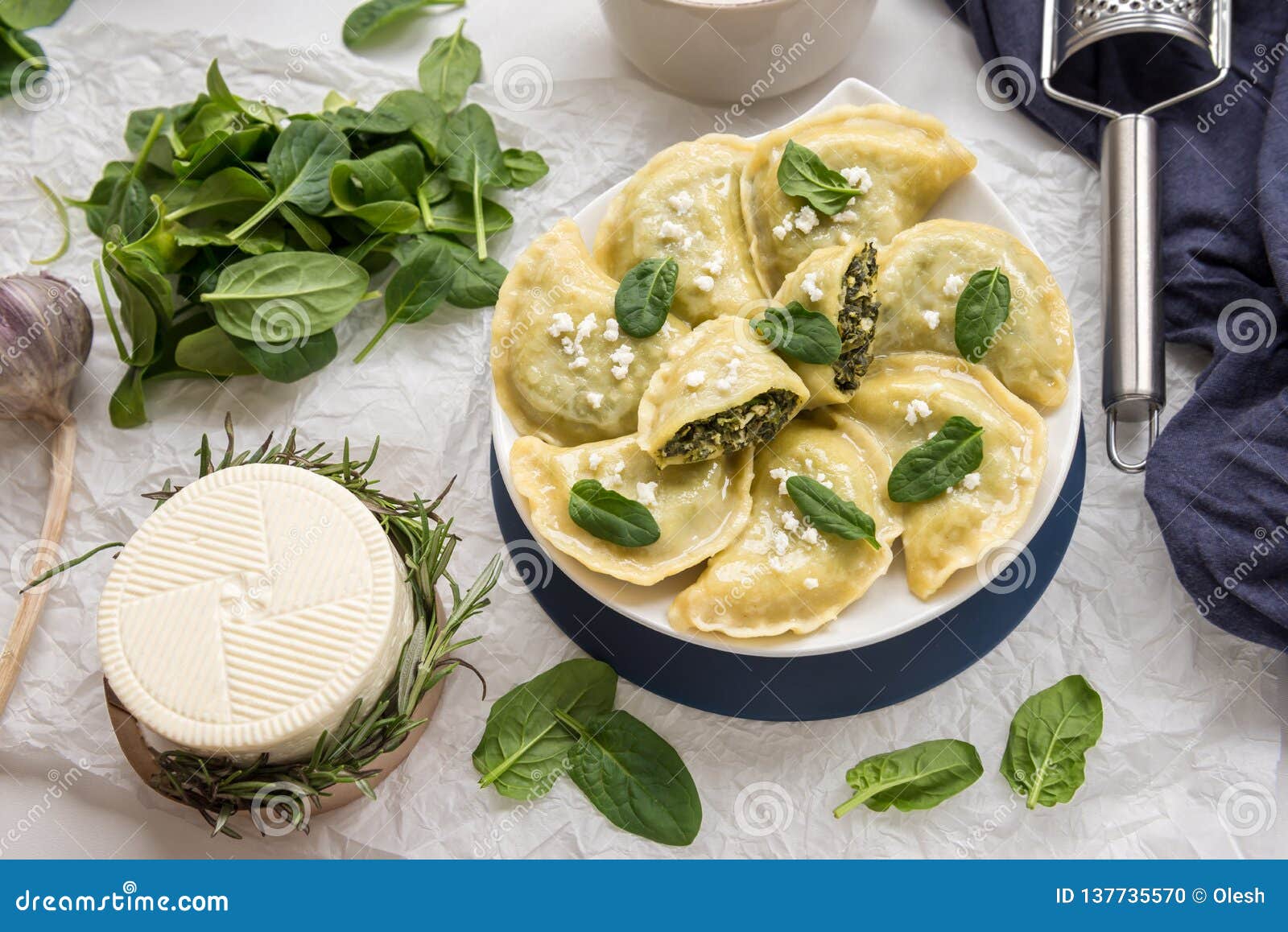 вареники с шпинатом. вареники с шпинатом. равиоли с картофелем и шпинатом. вареники с картошкой и шпинатом. вареники со шпинатом.