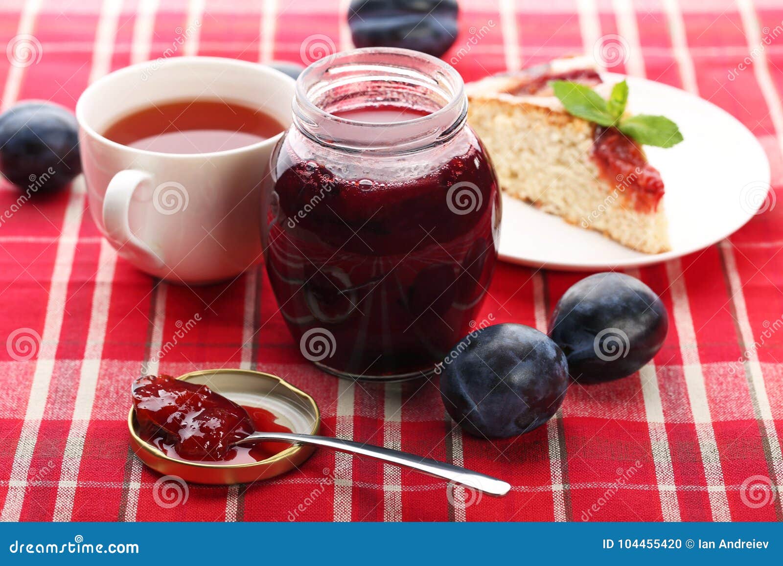 Чай со сливовым вареньем
