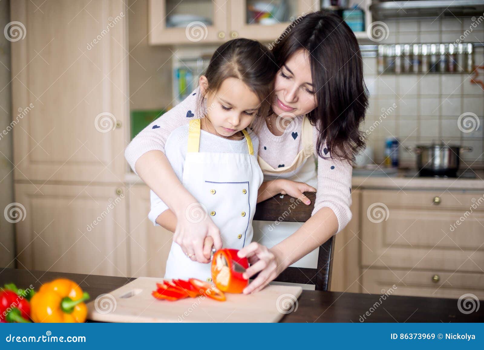 Мама с дочкой на кухне. Мама с дочкой готовят. Готовим для детей. Дочка готовит. Фотосессия на кухне с мамой.