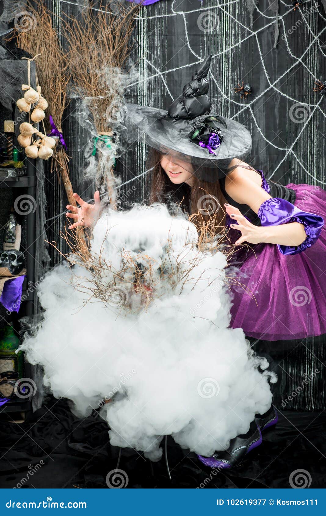 Ведьма колдует и варит зелье влюбленности Стоковое Изображение -  изображение насчитывающей зло, костюм: 102619377