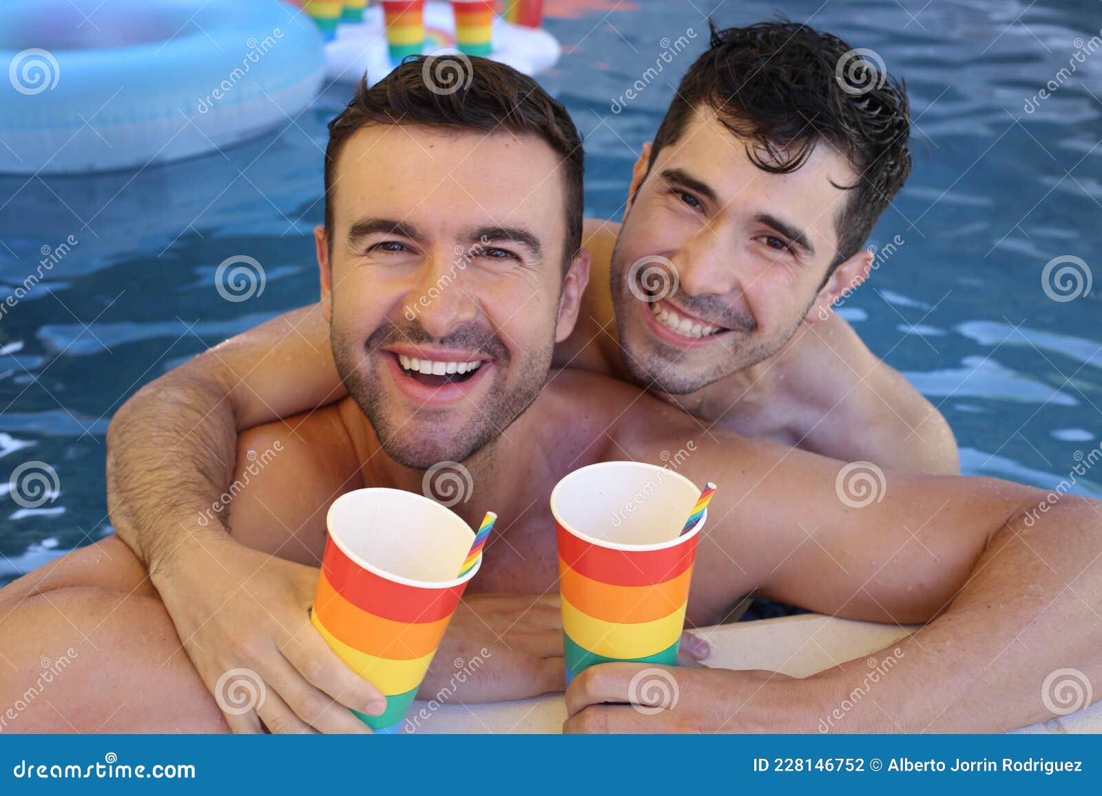 великолепная межрасовая гей-пара в бассейне Стоковое Фото - изображение насчитывающей влюбленность, гомосексуалист: 228146752