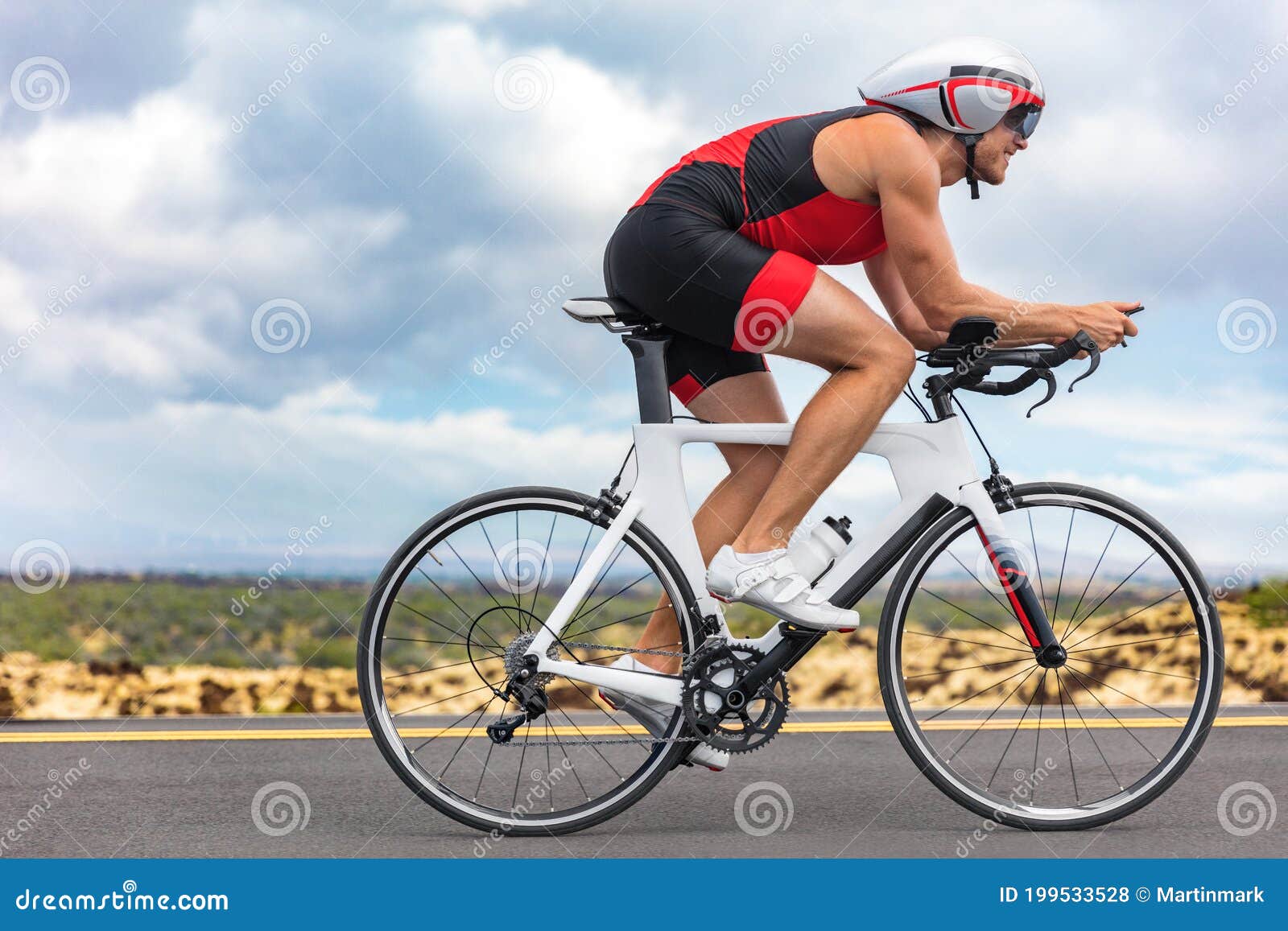 Велоспорт человек спортсмена спорта триатлона велосипед на велосипеде Подходящий мужской велосипедист во время профессионального Стоковое Фото - изображение насчитывающей катание, чемпион: 199533528