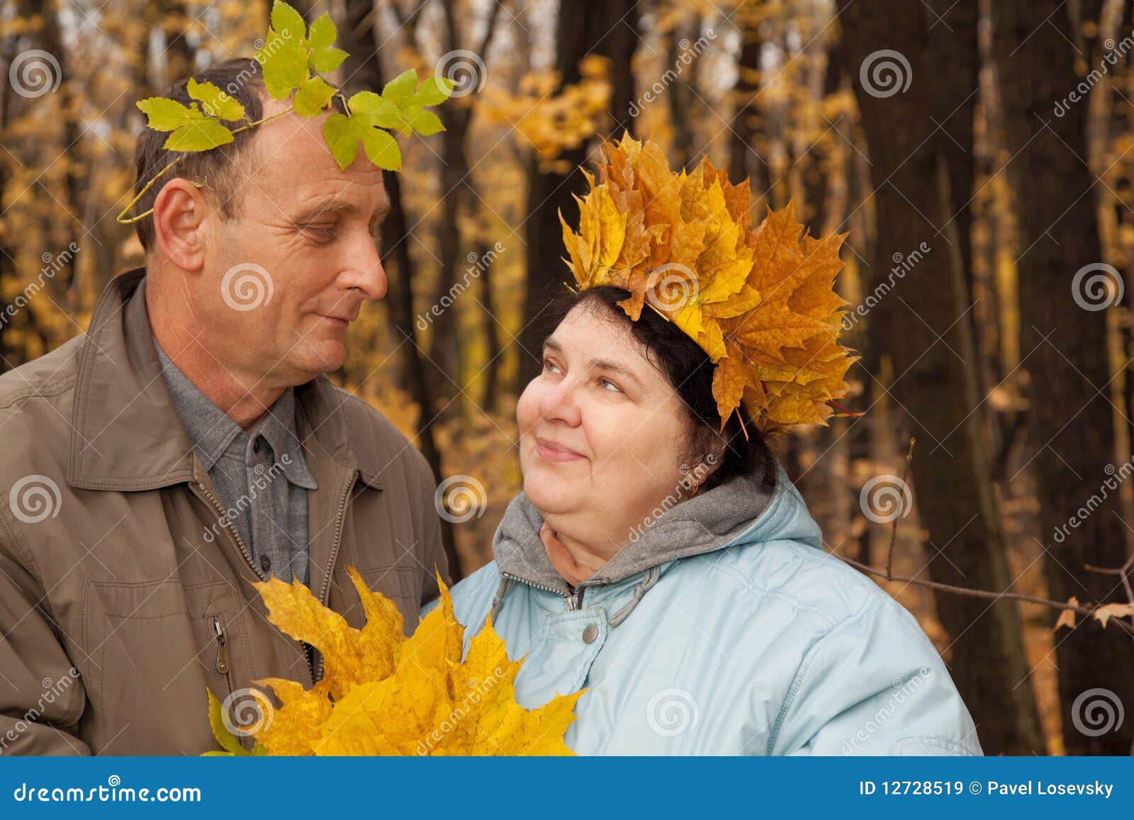 Фото С Венком Из Кленовых Листьев