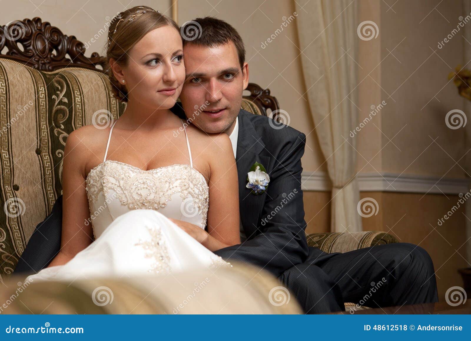 Танец мужа и жены. Жених и невеста на диване. Молодожены на диване. Свадебные фото молодожены сидящие на диване. Обнимающиеся молодожены на троне фото.