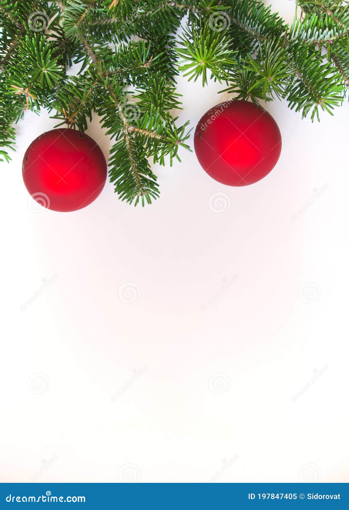 Вертикальная фон новый год или рождество с 2 мячами красными от новогодней  елки на рождество Стоковое Изображение - изображение насчитывающей  изолировано, орнамент: 197847405