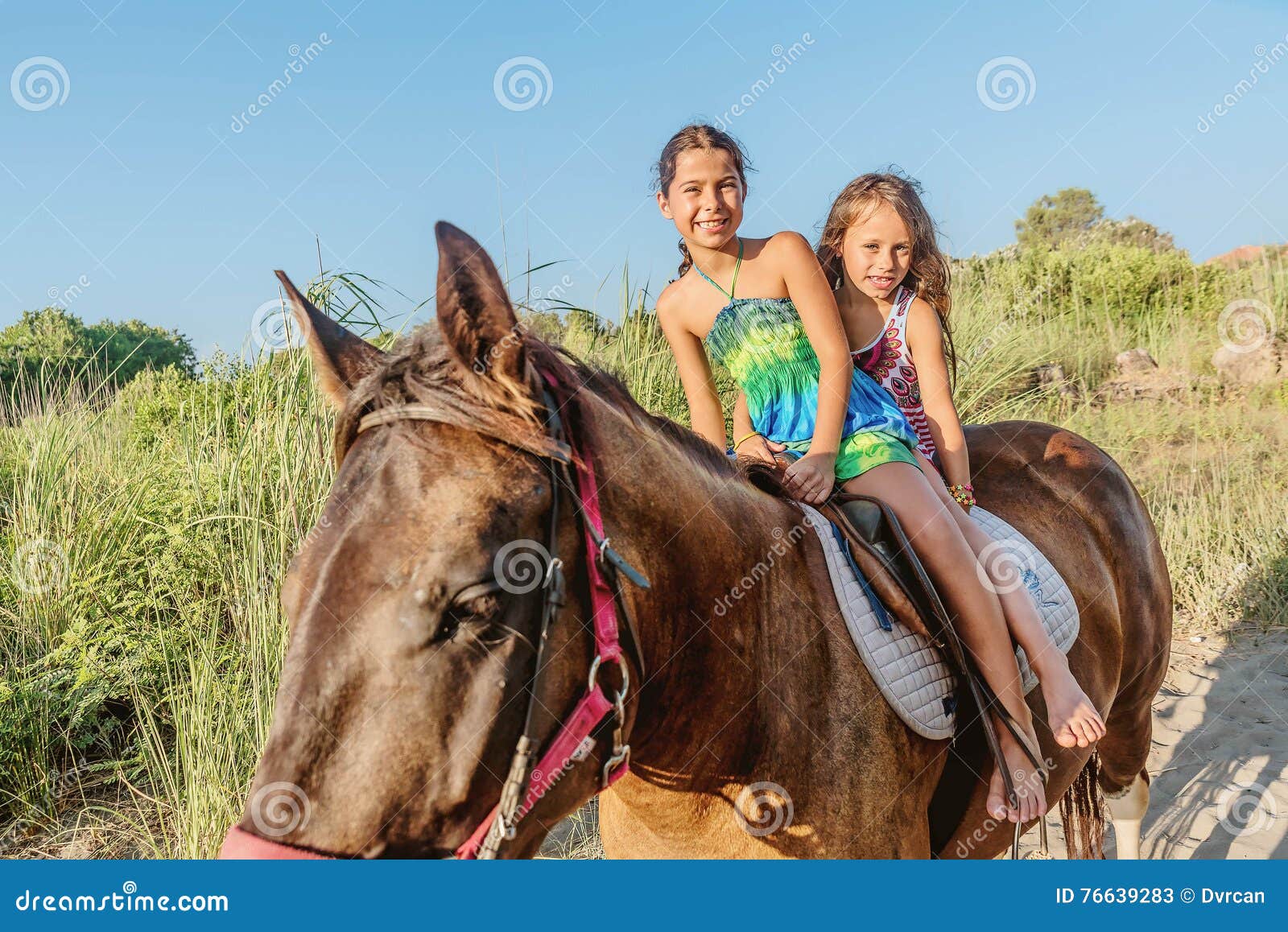 Riding sister. Две девушки на лошадях. Девушка на лошади босиком. Девушка и несколько лошадей. Две девушки на одной лошади.