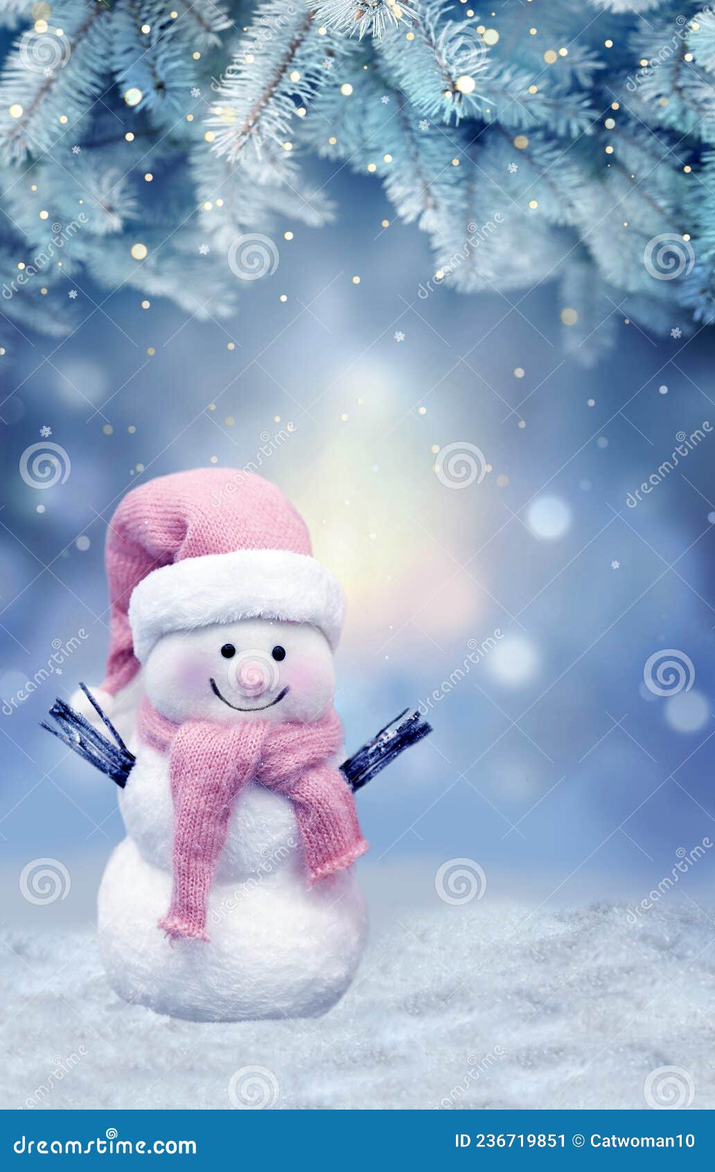 веселый снеговик на снегу. Рождественский фон Стоковое Изображение -  изображение насчитывающей торжество, украшение: 236719851