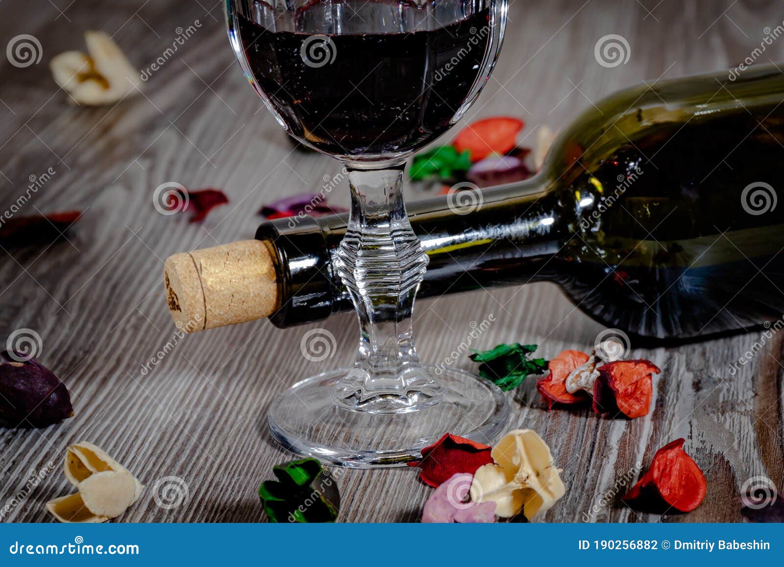 Вечером бокал вина в прошлом в романтической атмосфере прекрасный вид  точная фон Стоковое Фото - изображение насчитывающей вечер, взгляд:  190256882
