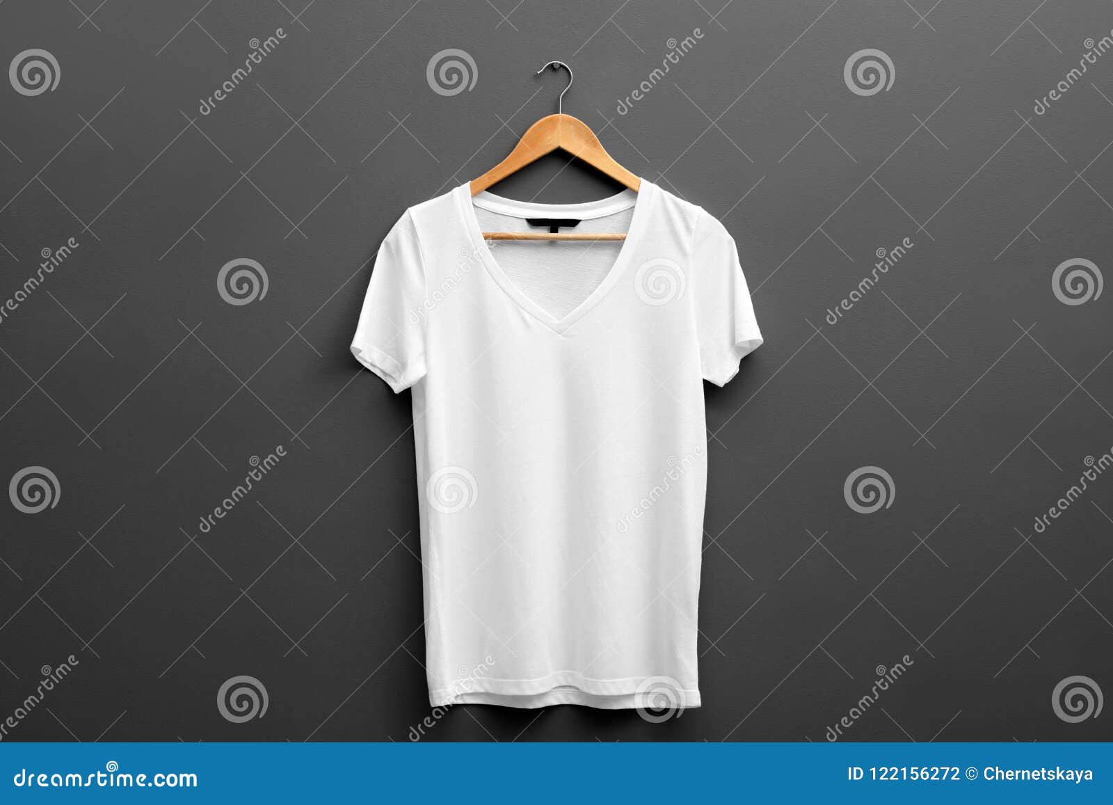 Белая футболка на вешалке