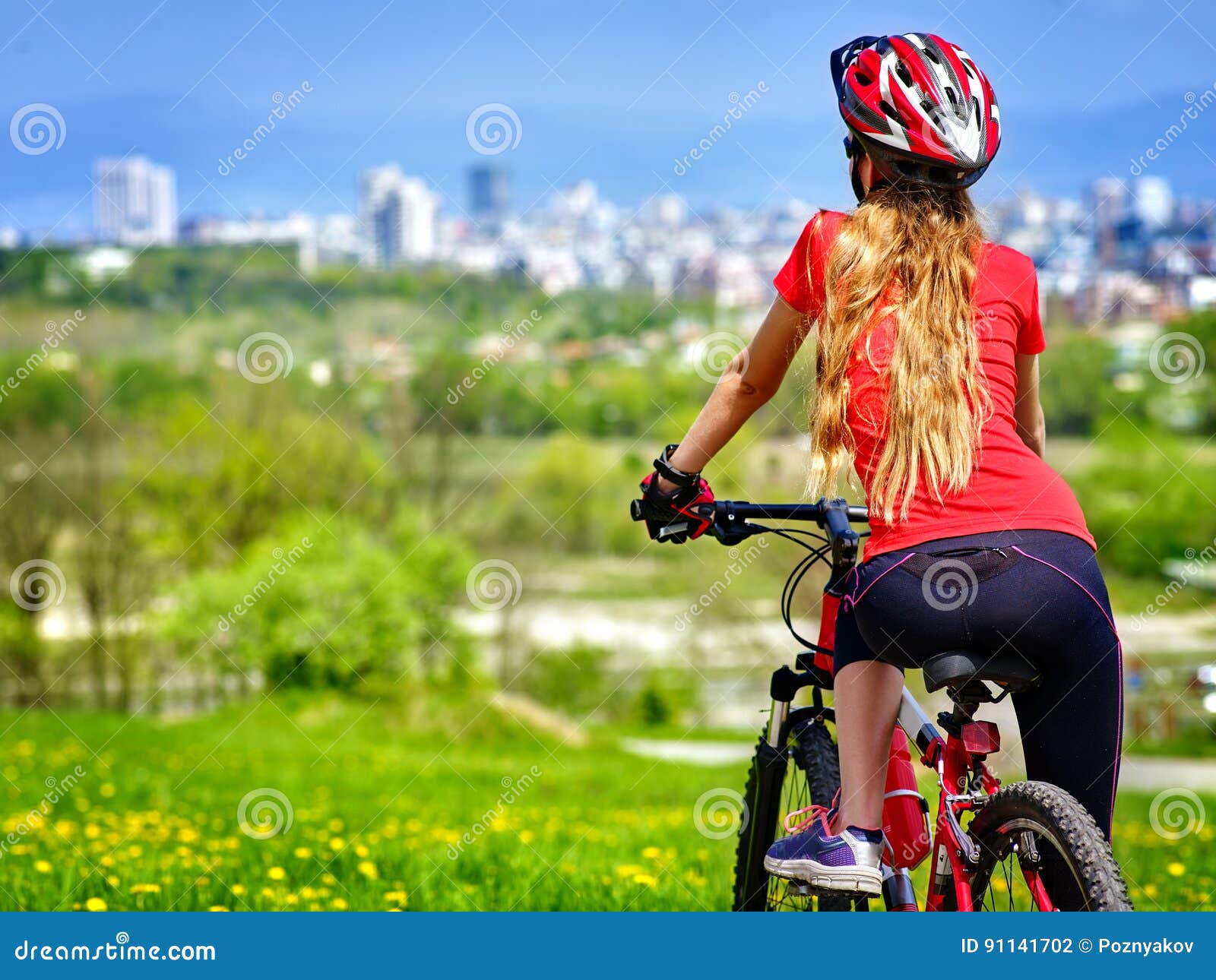 Велосипед со светом. Девушка в велосипедном шлеме. Девушка на велосипеде в шлеме. Шлем для девочки велосипедный. Девочка катается на велосипеде со шлемом.