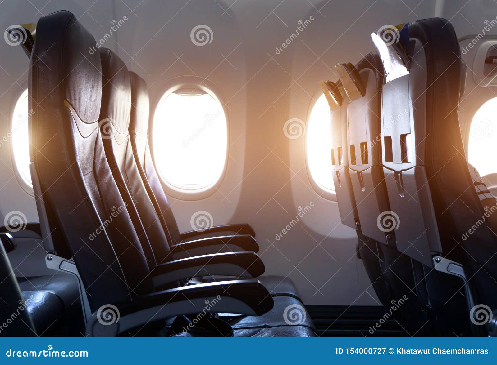 Три места свободны. Сиденья в самолете. Пустые места в самолете. Спинка кресла в самолете. Фон самолёта внутри.