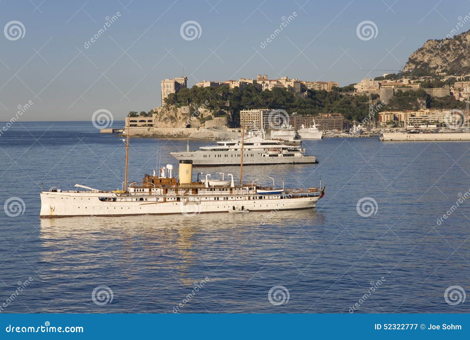 Взгляд Монте-Карло, княжество яхты и взморья Монако ...