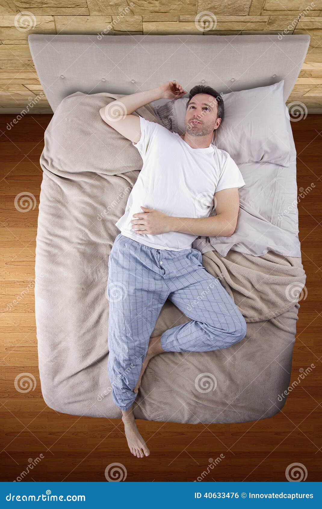 Кричат в постели. Человек в кровати. Человек лежит на кровати вид сверху. Человек на кровати сверху.