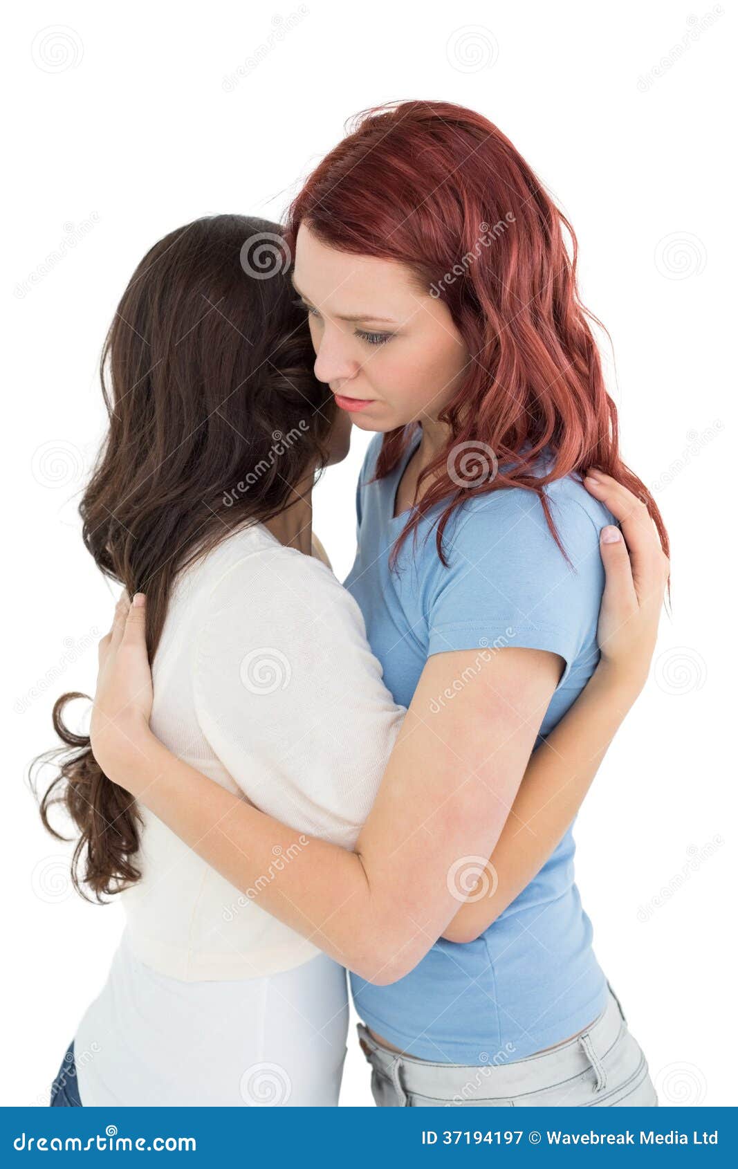 Обняв разбор. Женщина обнимает сбоку. Две женщины обнимают друг друга. Две девушки обнимаются. Подруги обнимаются на белом фоне.