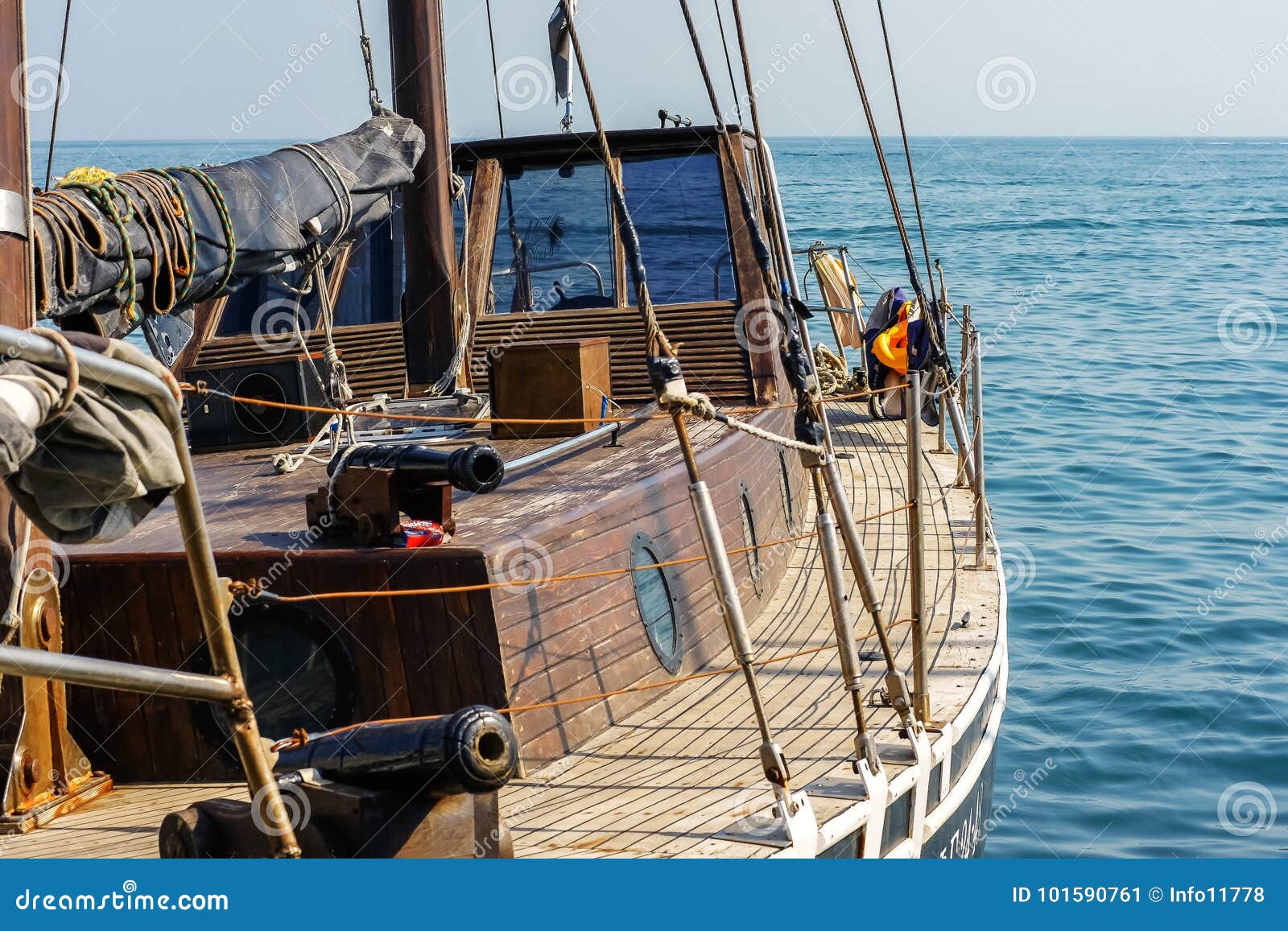 On board the ship. Борт корабля. Капитан Можайский на палубе парусника. Палуба судна. Взойти на борт корабля.