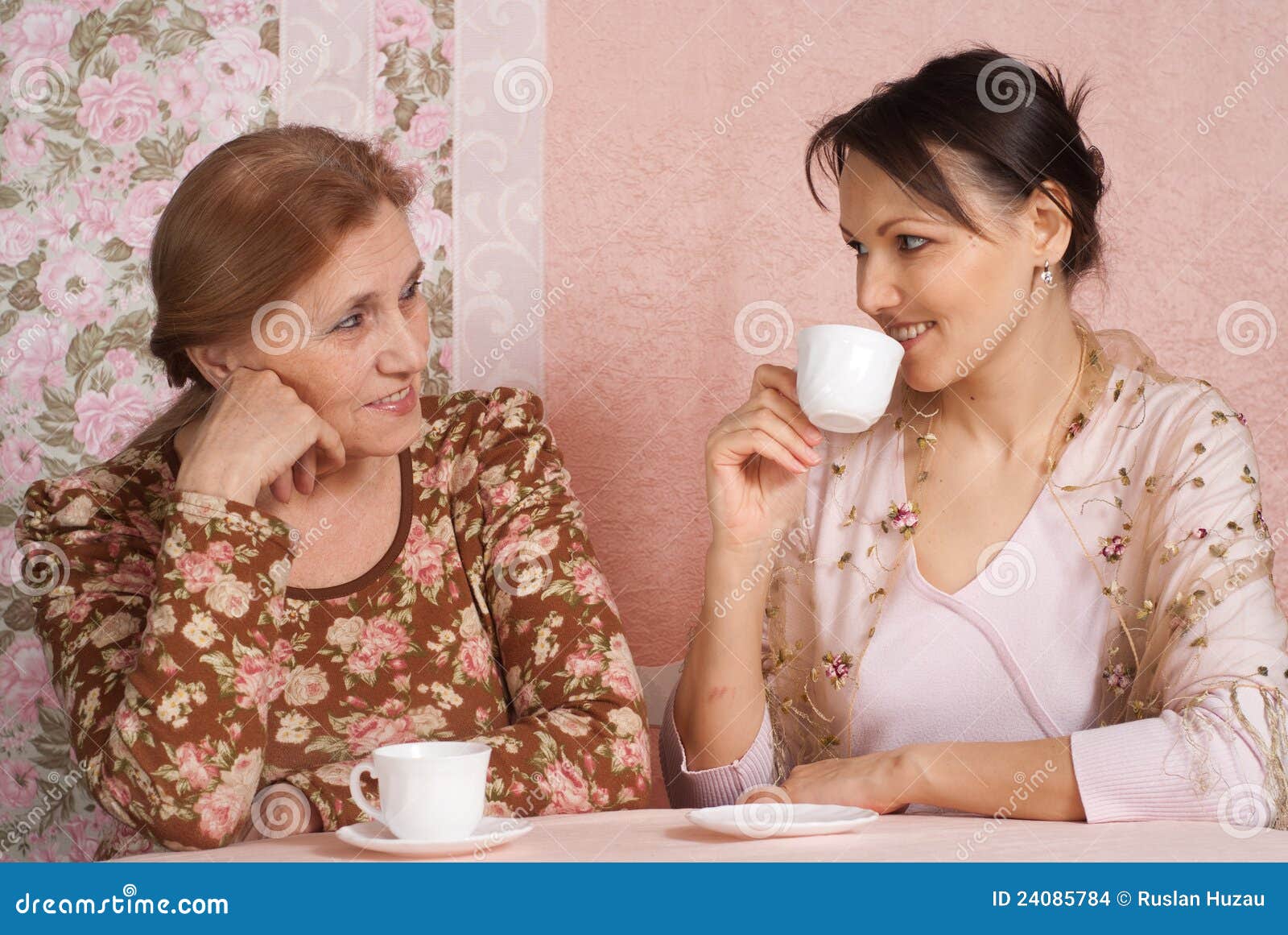 Домашние любительские грязный разговор. Взрослая дочь. Чай для мамы. Мама пьет чай. Мама с дочкой пьют чай.