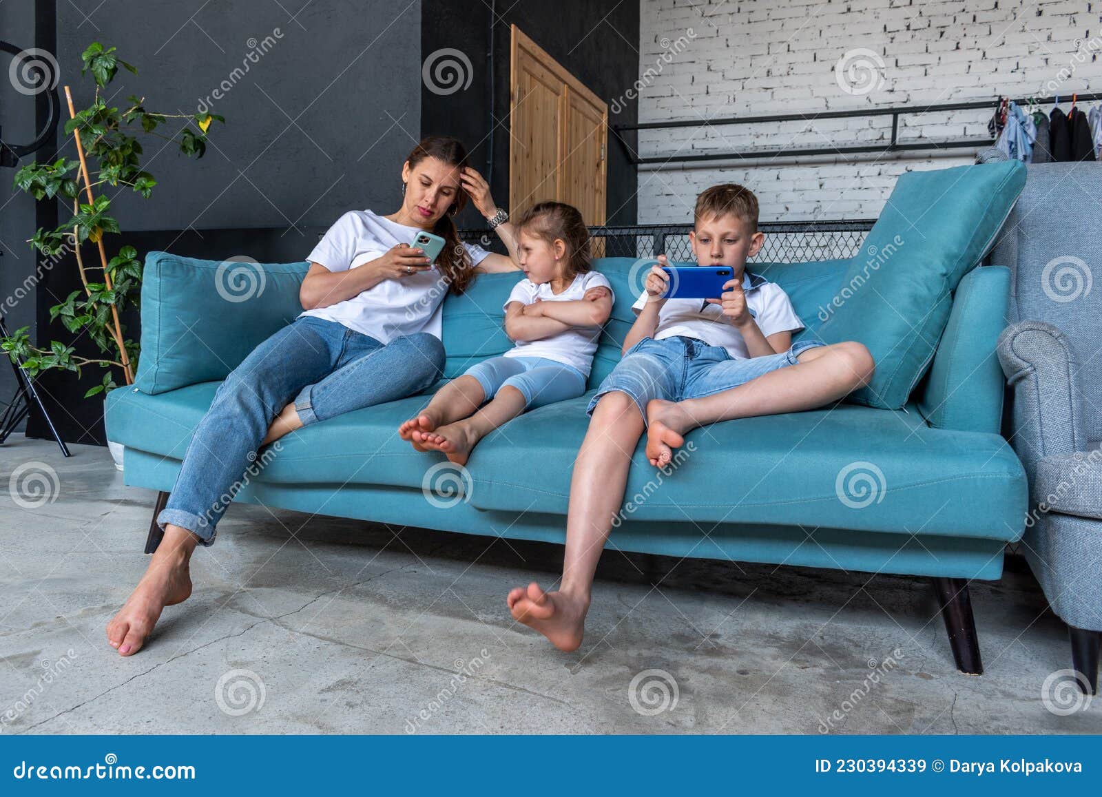 Мама на диване. Диван для мамы в детскую. Sitting on the Sofa with mom.