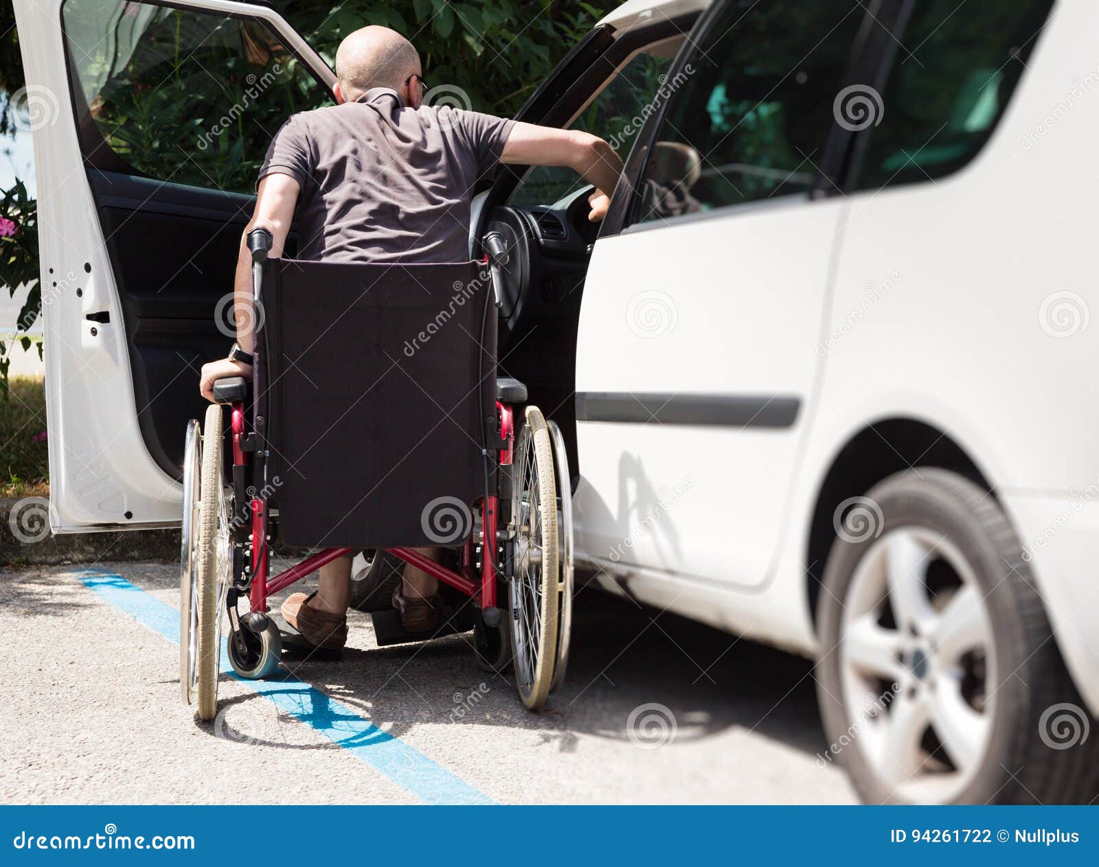 Какая машина для инвалидов. Автомобиль для инвалидов. Современные автомобили для инвалидов. Инвалид 2020 машина. На инвалидной коляске через дорогу.