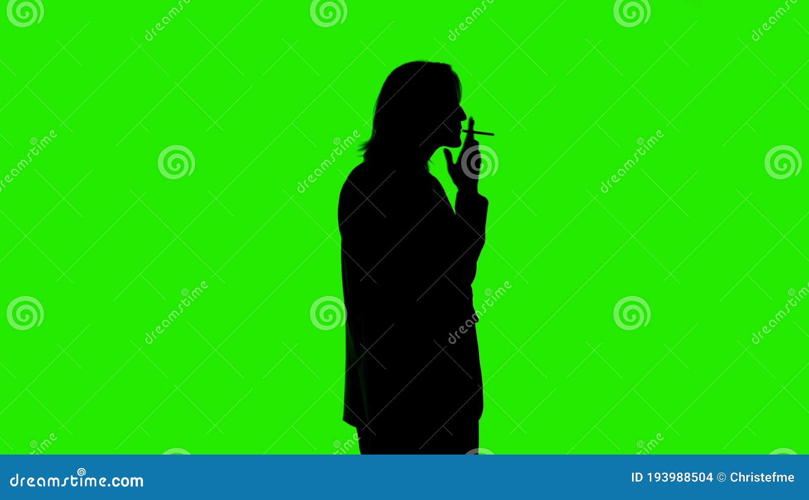 Видео силуэта курящей нервной женщины на изолированном зеленом фоне  видеоматериал - Видео насчитывающей краткость, истерик: 193988504
