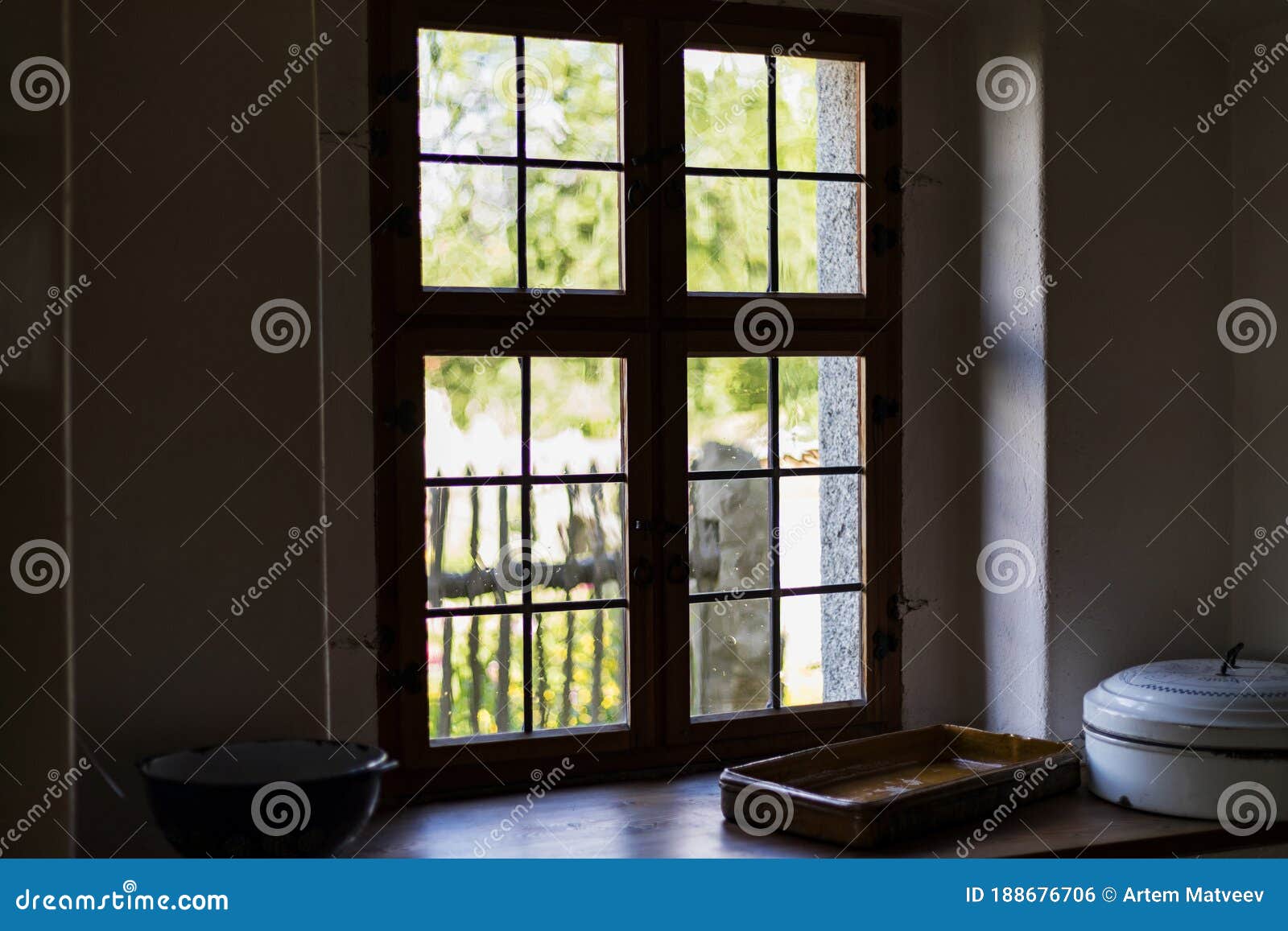 Вид из окна фотографии деревенского дома родины изнутри. Стоковое Фото -  изображение насчитывающей древесина, нутряно: 188676706