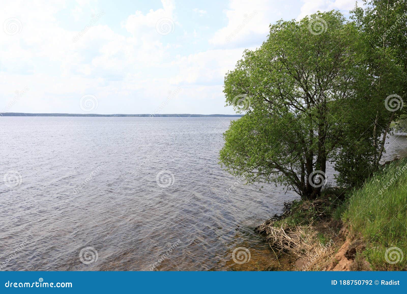 Вид на озеро селигер стоковое фото. изображение насчитывающей сценарно - 188750792