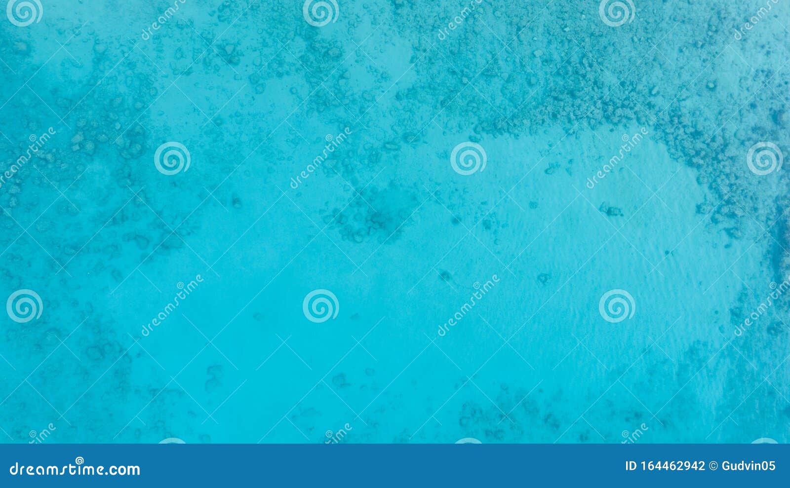 Вид сверху вниз с воздуха на зурно-голубых океанских водах Красивый ярко-синийморской цвет Вода вблизи тропического острова Попу Стоковое Фото -изображение насчитывающей взгляд, море: 164462942