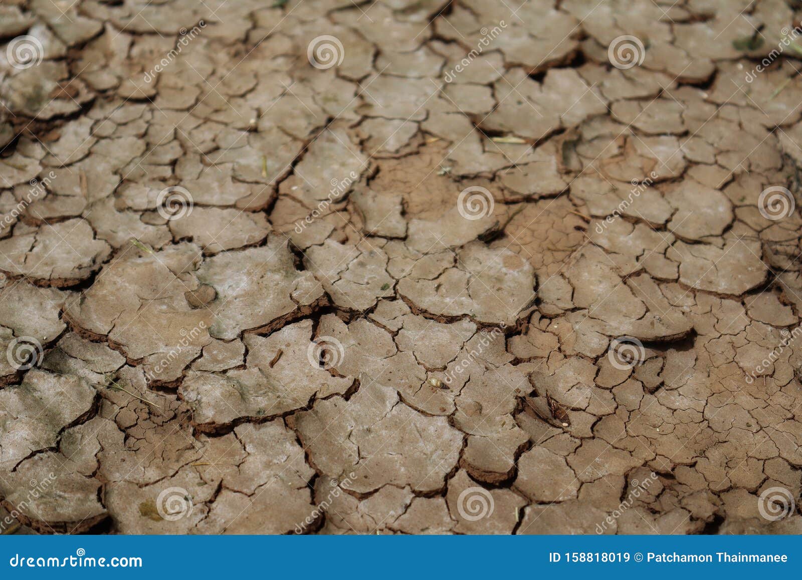Вид сверху, треснувшая почва, земля, поверхностная концепция засухи,  горячий воздух, фон Стоковое Изображение - изображение насчитывающей  засуха, горяче: 158818019
