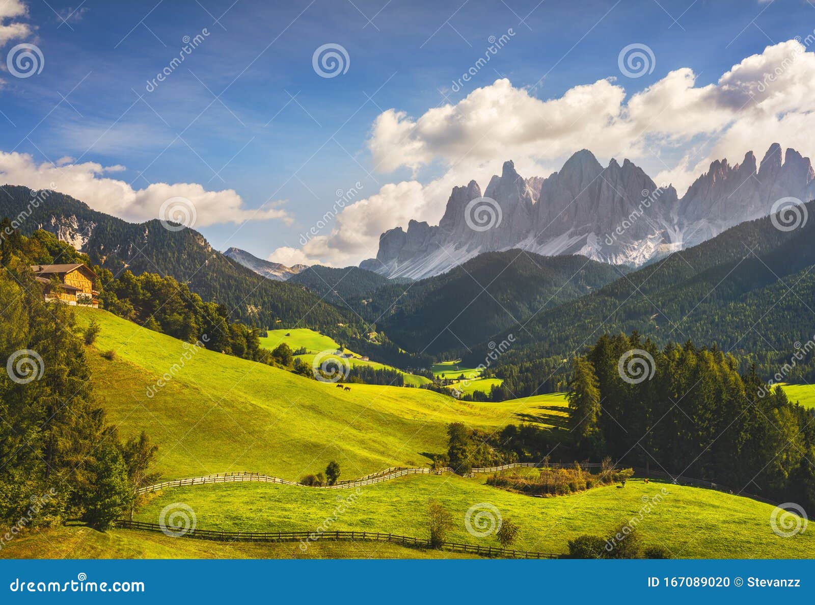 Вид с воздуха в долине Фунес Odle доломитовые Альпы, и горы, Италия  Стоковое Фото - изображение насчитывающей лужок, пуща: 167089020