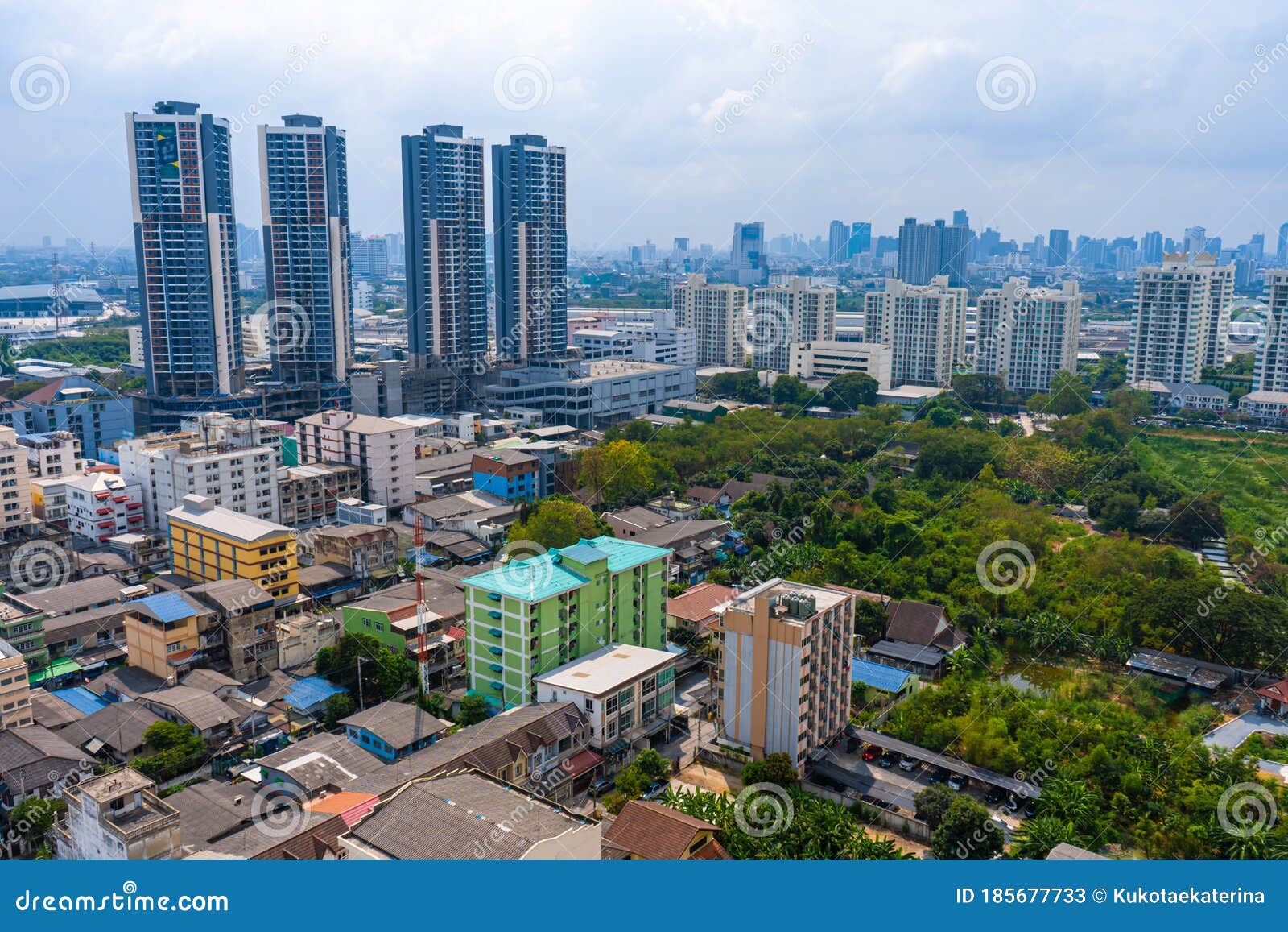 Вид с высокого этажа на улицах Бангкока. Высотные здания и крыши домов, небольших. Городской пейзаж Редакционное Стоковое Фото - изображение насчитывающей строя, над: 185677733