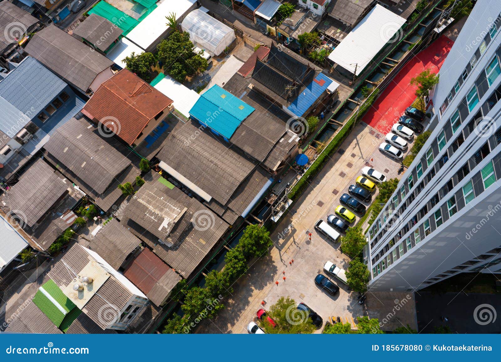 Вид с высокого этажа на улицах Бангкока. Высотные здания и крыши домов, небольших. Городской пейзаж Редакционное Изображение - изображение насчитывающей достопримечательностью, дорога: 185678080