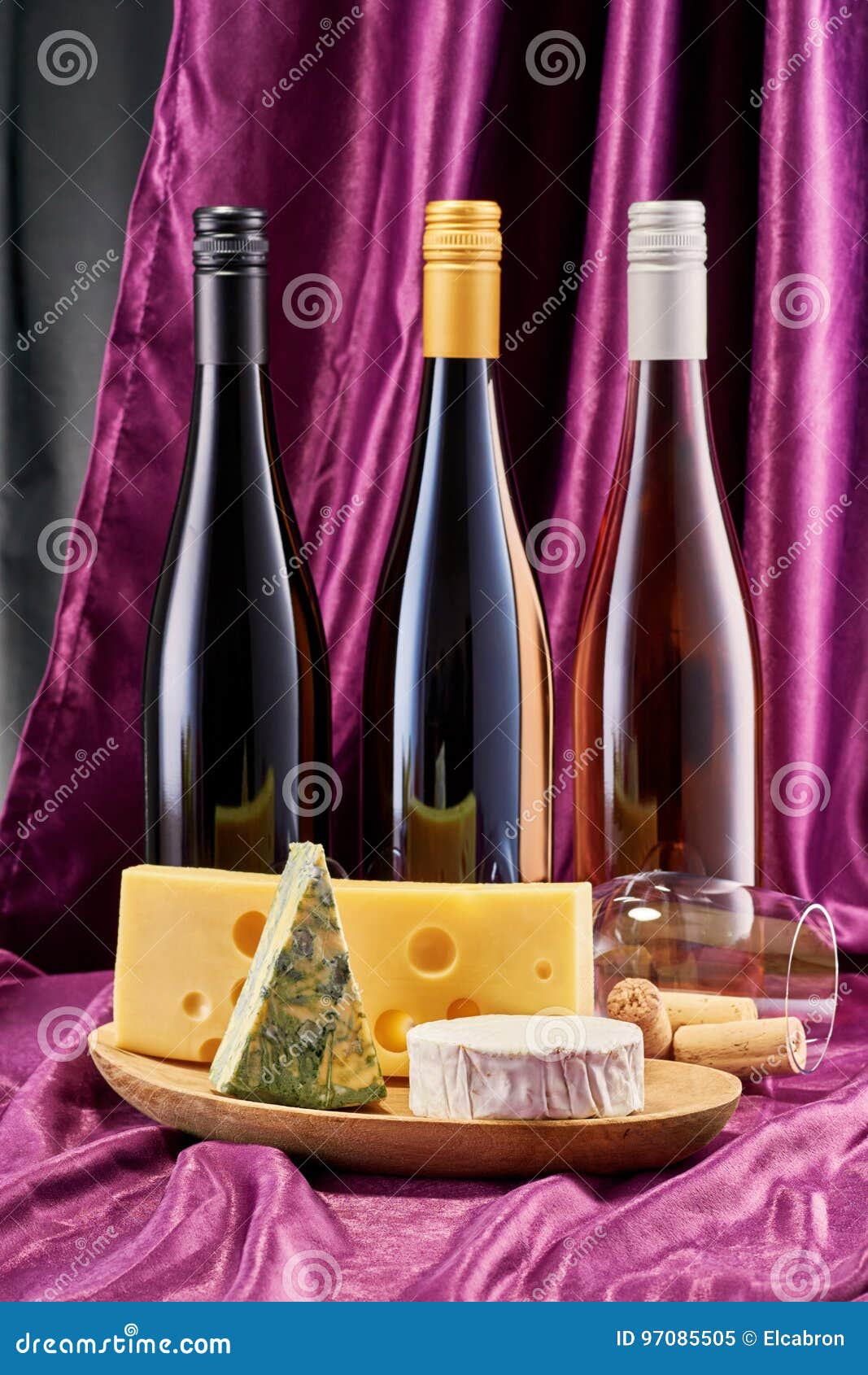 И вина 3 бутылки. Три бутылки вина с сыром. Вино с сыром. Цветы вино сыр. Вино с сыром три бутылки.