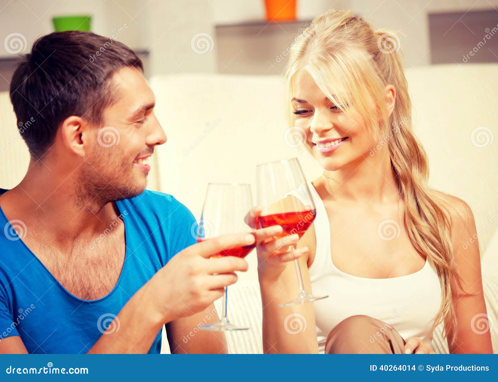 Любовницы и подруги мужа. Счастливая пьющая парочка фото. Мужчина и женщина выпивают романтика. Фото пары с вином. Если пара пьёт вместе.