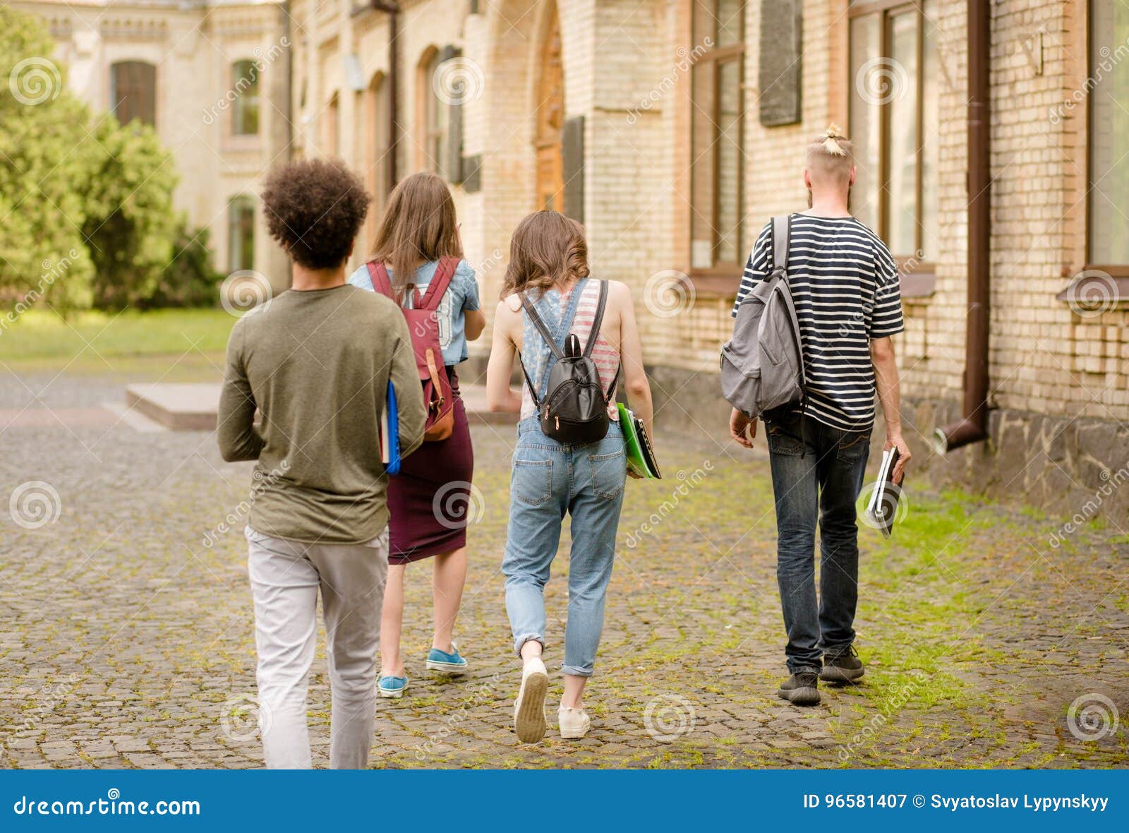 Студенты прогуливают пары. Студенты идут в колледж. Университет студенты. Боюсь идти в колледж. Парочка студентов.
