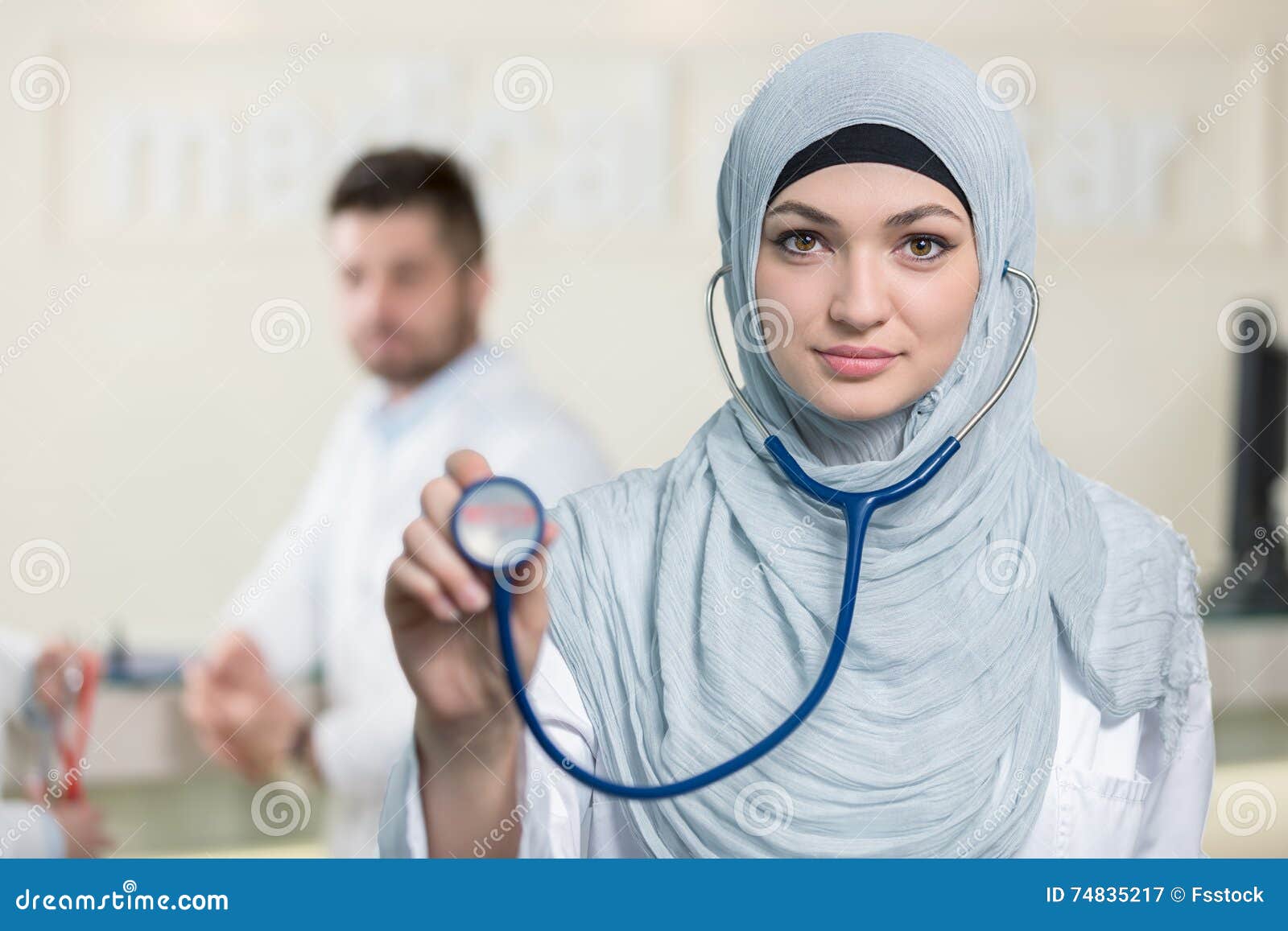 Врачи мусульмане. Мусульманки в медицине. Мусульманка врач. Арабский доктор женщина. Медики с платком.