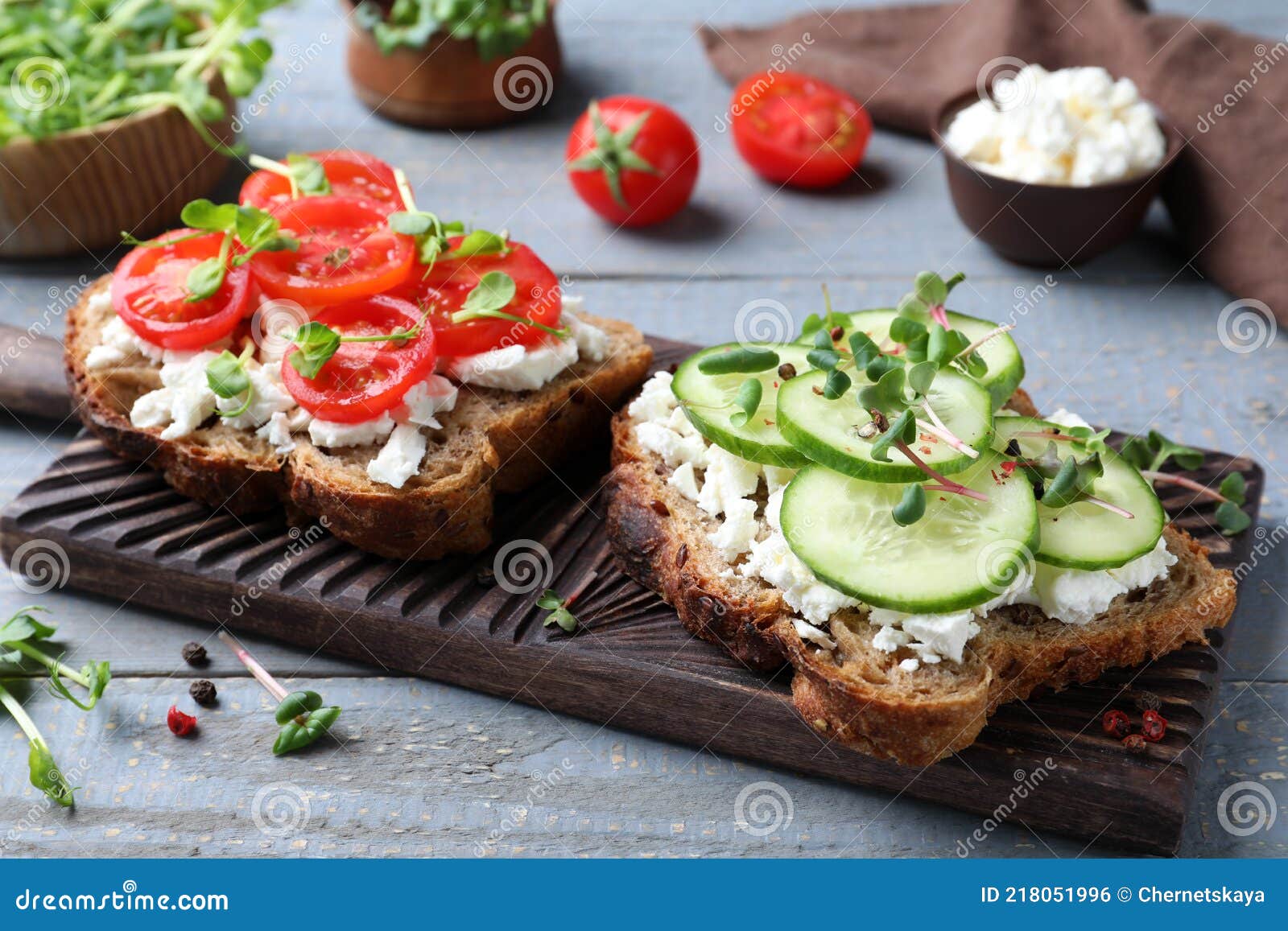 вкусные бутерброды с овощами сыр и микрозелень на сером деревянном столе  Стоковое Фото - изображение насчитывающей обед, зеленый: 218051996