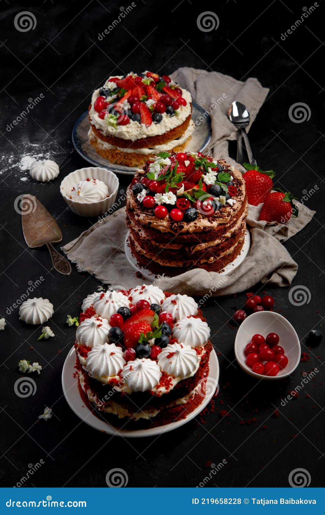 вкусные и красочные домашние торты с различными видами начинки на черном  фоне Стоковое Фото - изображение насчитывающей молоко, еда: 219658228