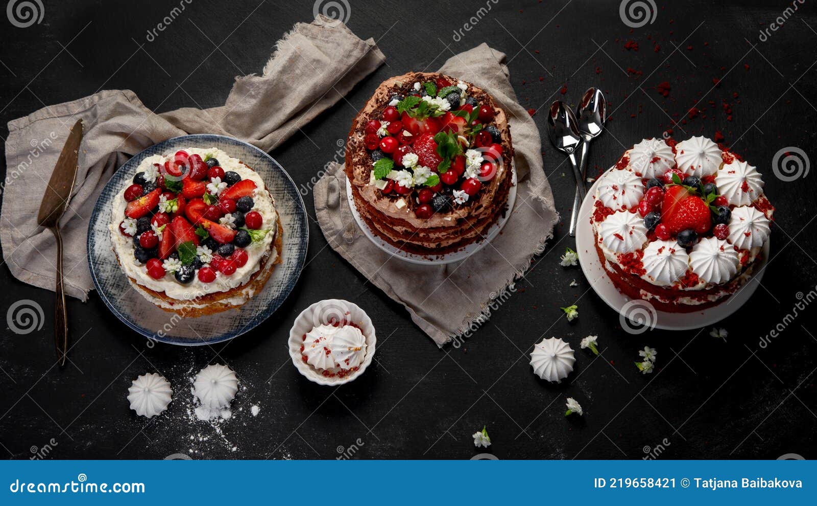 вкусные и красочные домашние торты с различными видами начинки на черном  фоне Стоковое Изображение - изображение насчитывающей светокопии, цвет:  219658421