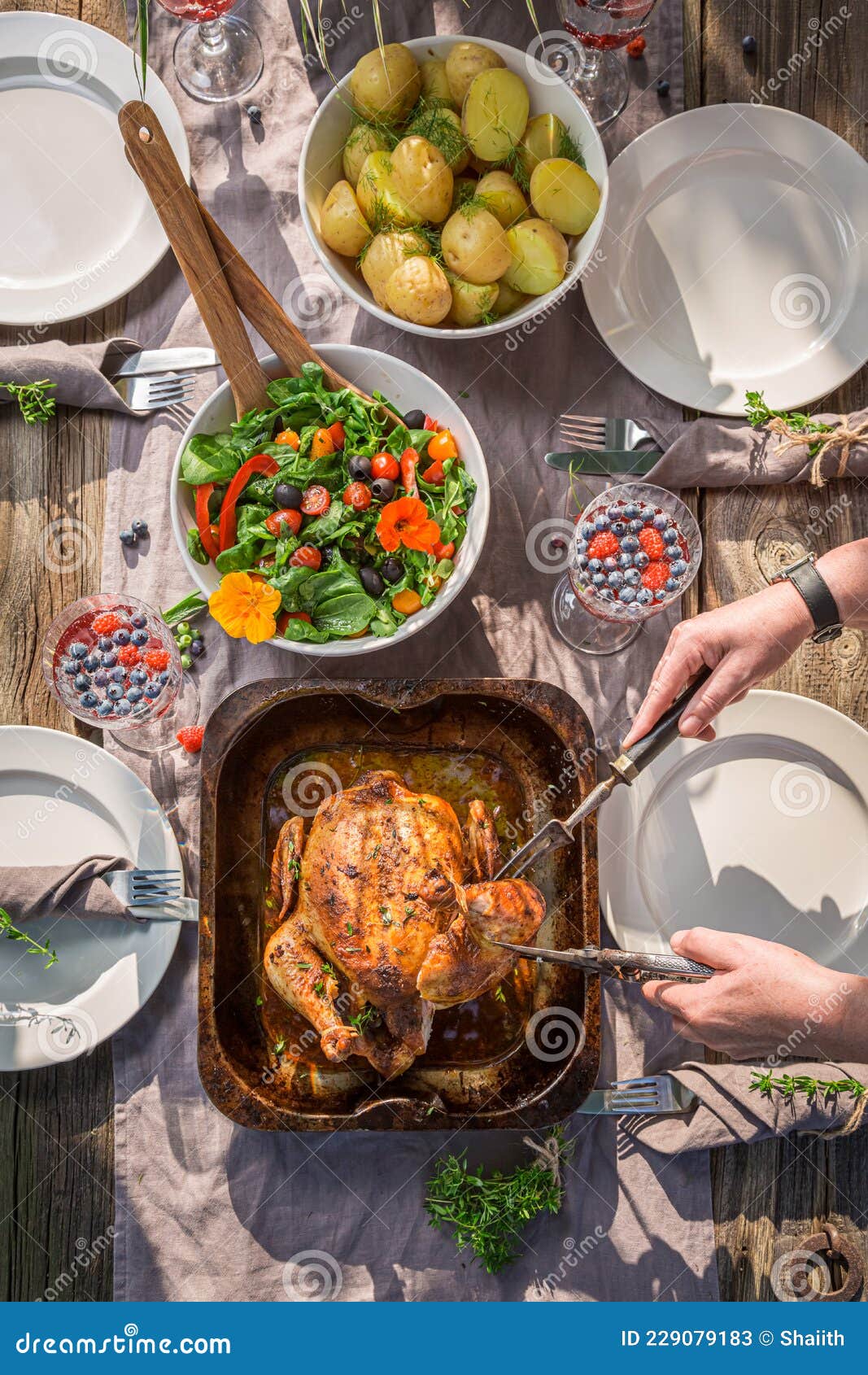 вкусный ужин с салатом в саду. курица на ужин Стоковое Изображение -  изображение насчитывающей таблица, сервировка: 229079183