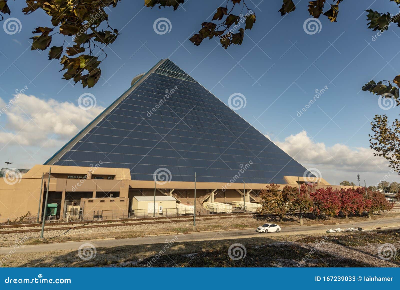 Магазин Пирамида Фото