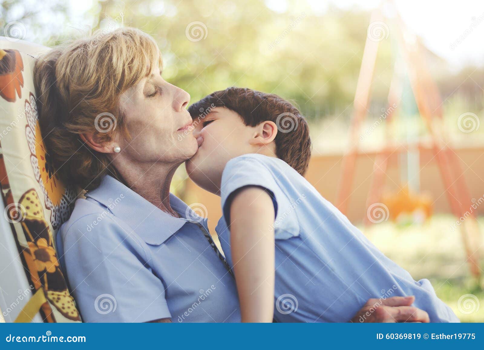 Девушка лижет бабушкам. Бабушка поцелуй. Бабушка целует внука. Поцелуй для внука.