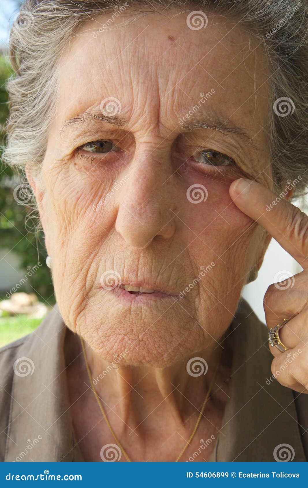 Мордочка сморщенная старушечья а глазки живые. Одухотворенные глаза пожилой женщины. Старая женщина с голубыми глазами.