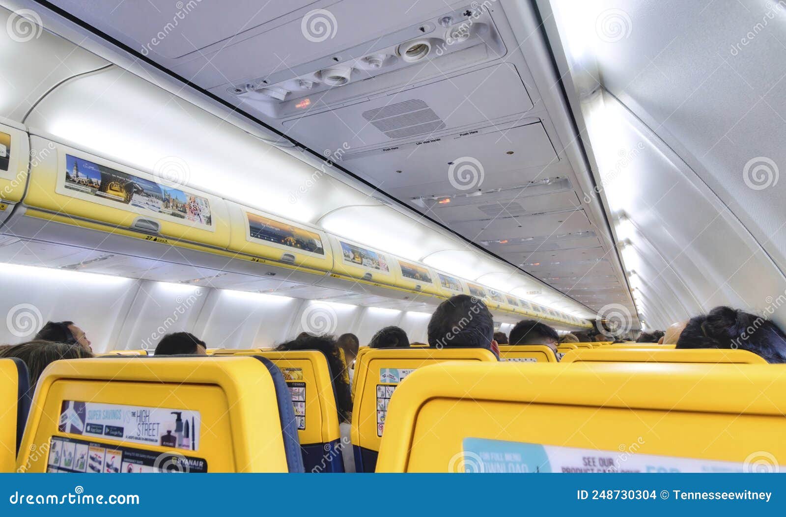 внутри пассажирского самолета, заполненного людьми Редакционное Стоковое Изображение - изображение насчитывающей усажено, вполне: 248730304